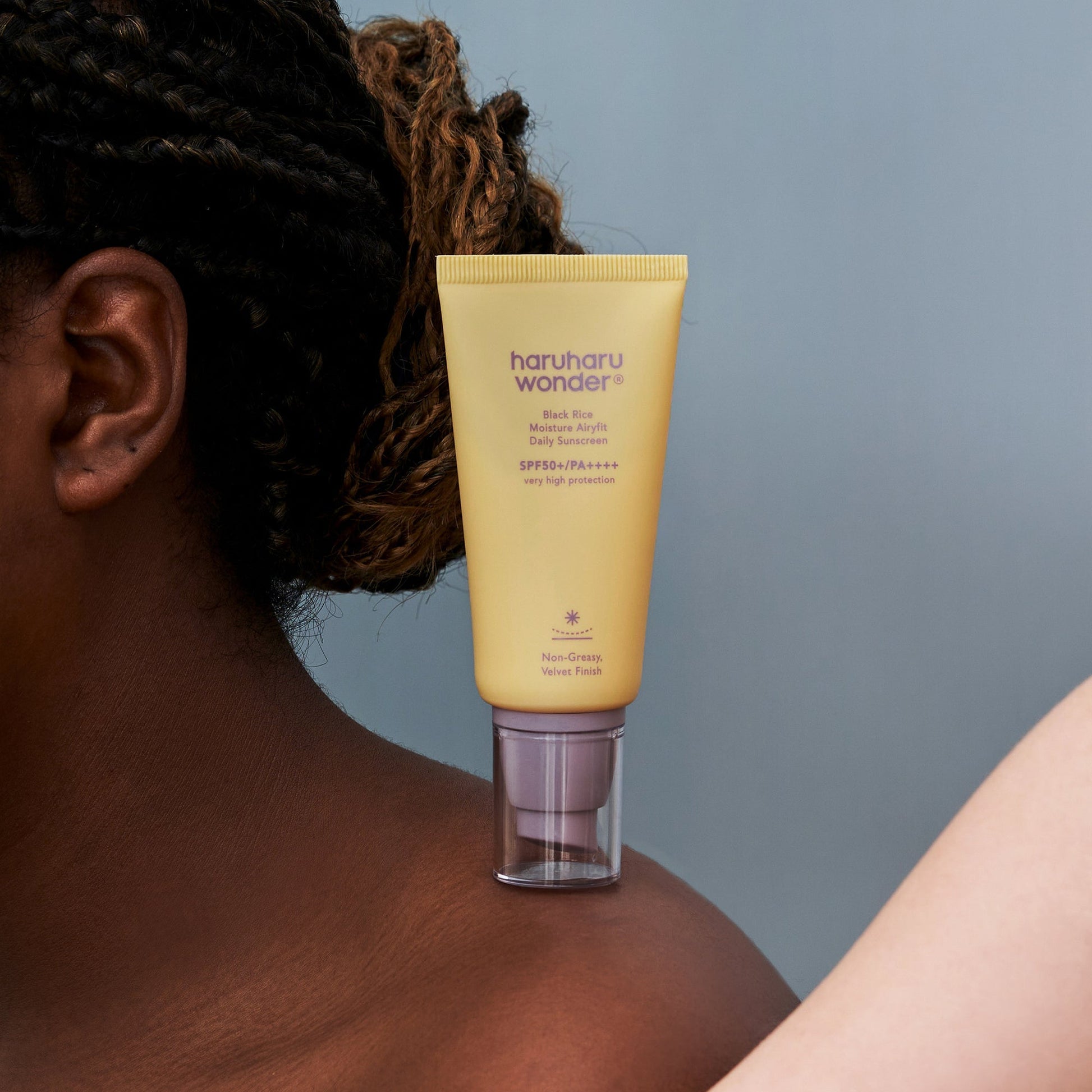 Haruharu Airyfit Sunscreen face application and product display